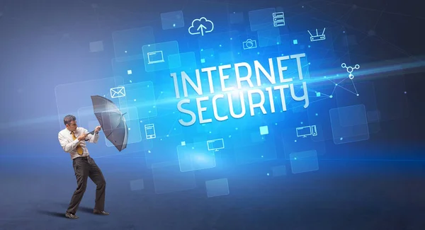 Бизнесмен Защищает Зонтиком Кибератаки Internet Security Надпись Концепция Онлайн Безопасности — стоковое фото