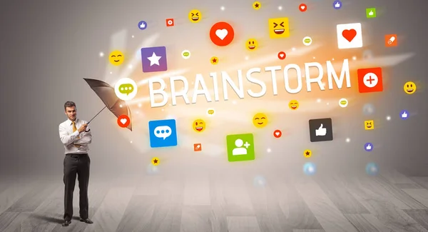 Brainstorm碑文から傘で守るハンサムなビジネスマン ソーシャルネットワーキングコンセプト — ストック写真