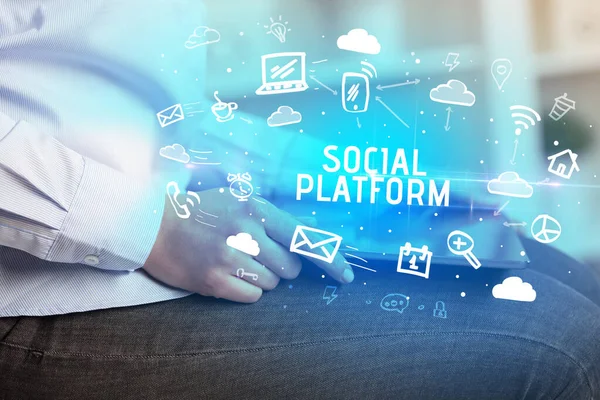 Close Uma Pessoa Usando Redes Sociais Com Inscrição Platform Social — Fotografia de Stock