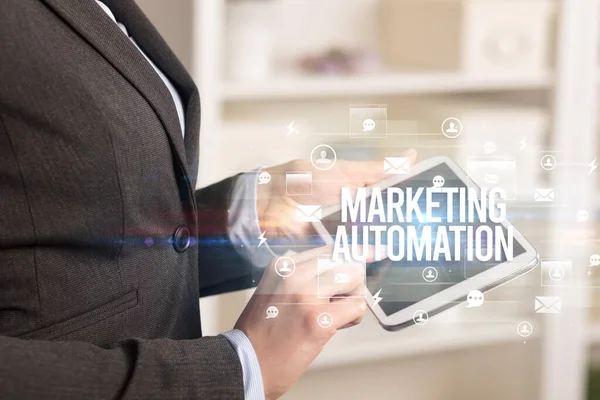 Bir tabletin yakın plan araştırması MARKETING AUTOMATION yazıtları, modern teknoloji kavramı