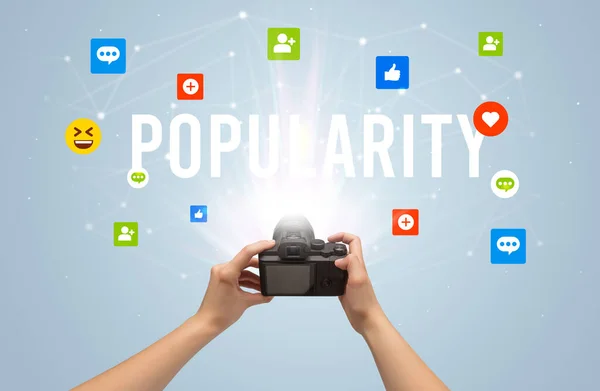 Popularity Yazıtlı Sosyal Medya Içeriğini Yakalamak Için Kamera Kullanmak Sosyal — Stok fotoğraf