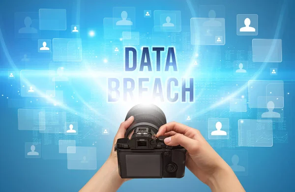Κοντινό Πλάνο Της Κάμερας Χειρός Επιγραφή Data Breach Έννοια Επιτήρησης — Φωτογραφία Αρχείου