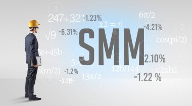 SMM kısaltması ile sabit şapkalı teknoloji mühendisi.