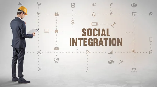 Közösségi Média Platformon Dolgozó Mérnök Társadalmi Integráció Felirat Koncepcióval — Stock Fotó