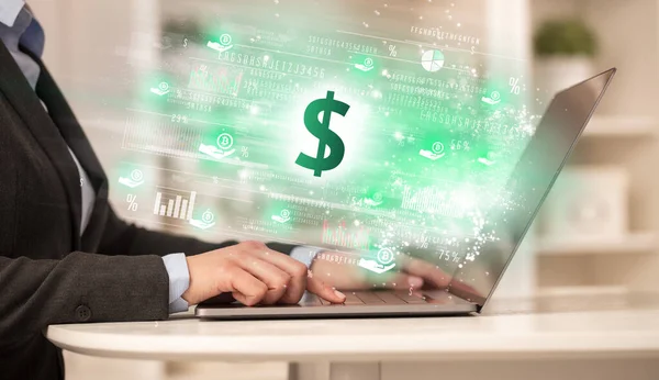 Jongeman Kijken Naar Aandelenmarkt Laptop Met Dollar Pictogrammen Forex Concept — Stockfoto