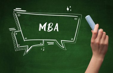 El çizimi MBA kısaltması ve tahtada beyaz tebeşir