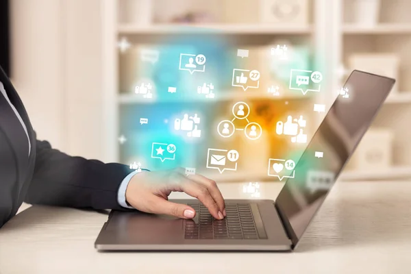 Jongeren Surfen Laptop Met Mensen Verbinding Pictogrammen Social Media Concept — Stockfoto