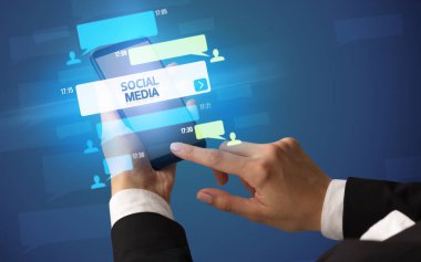 SOCIAL MEDIA yazıtlı, sosyal ağ kavramlı akıllı telefondan kadın el yazısı