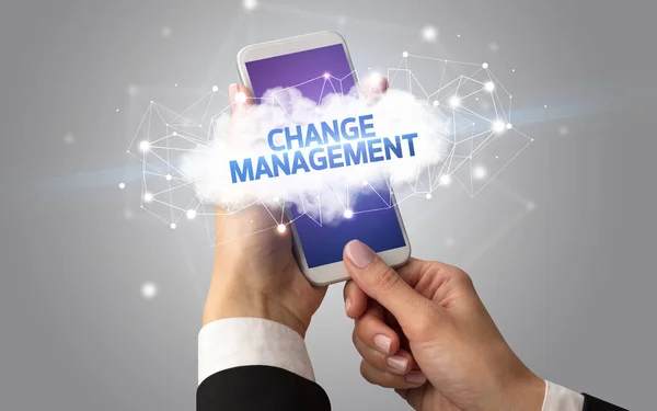 Smartphone Tactile Féminin Avec Inscription Change Management Concept Entreprise Cloud — Photo
