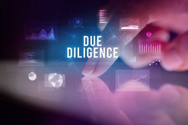 Tablete çizelgeler ve DUE DILIGENCE yazıtları ile dokunmak, iş konsepti