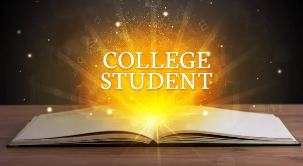 Açık Bir Kitaptan Çıkan Üniversite Öğrencisi Yazıt Eğitim Kavramı — Stok fotoğraf