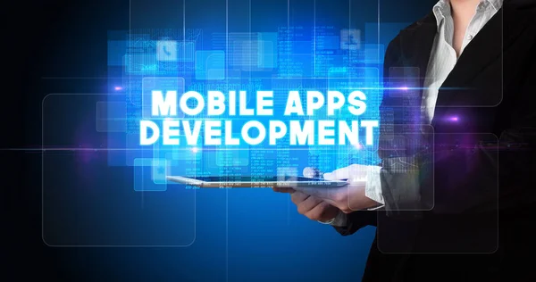 Tablet Üzerinde Çalışan Genç Adamı Yazıyı Gösteriyor Mobile Apps Development — Stok fotoğraf
