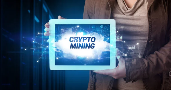 Junger Geschäftsmann Arbeitet Tablet Und Zeigt Die Aufschrift Crypto Mining — Stockfoto