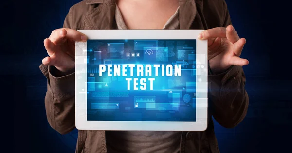 Mladý Podnikatel Pracující Tabletu Ukazuje Digitální Ceduli Penetration Test — Stock fotografie