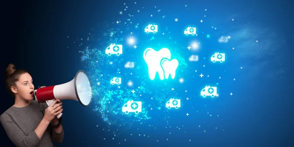 Megafonla Diş Simgesiyle Bağıran Genç Insan Tıbbi Konsept — Stok fotoğraf