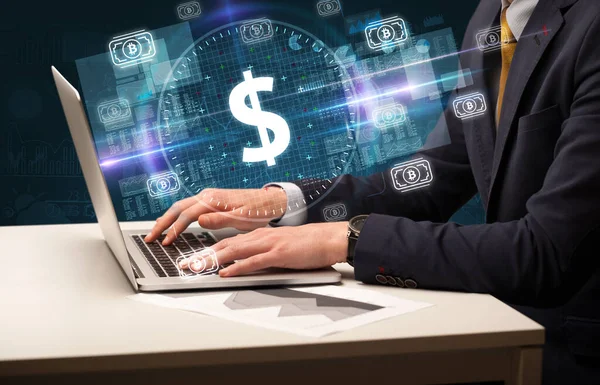 Borsada Çalışan Adamı Dizüstü Bilgisayardan Dolar Simgeleri Çıkıyor — Stok fotoğraf