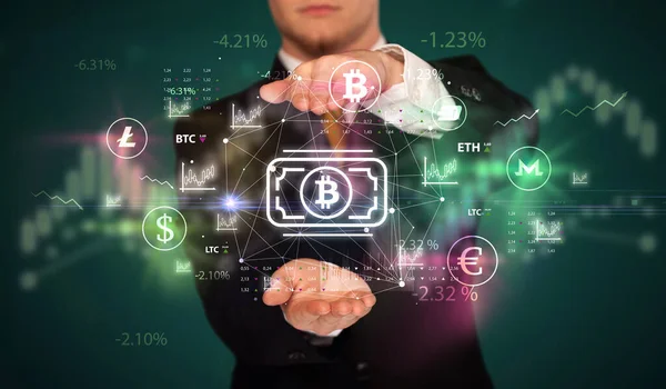 Bitcoin Nakit Sembolü Yatırım Konseptini Elinde Tutan Bir Adamı — Stok fotoğraf