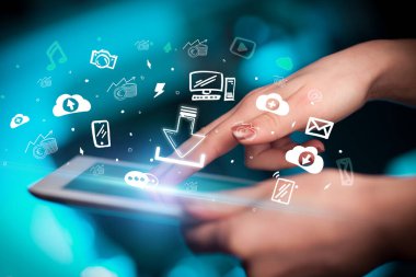 Elle çizilmiş simgeleri, dijital dönem kavramını içeren dokunmatik ekranın yakın plan görüntüsü