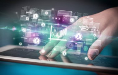 Grafik simgeleri içeren tablet kullanan bir elin yakın plan görüntüsü, dijital para birimi kavramı