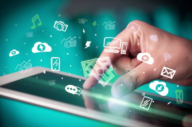 Elle çizilmiş para simgeleri, dijital dönem konsepti olan bir dokunmatik ekran yakın plan