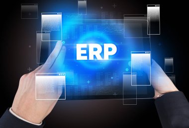 ERP kısaltmalı, modern teknoloji kavramına sahip el ele tutuşma tabletinin yakın çekimi
