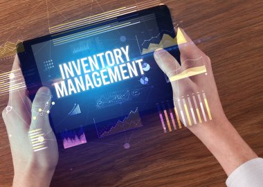 El ele tutuşma tableti InVENTORY MANAGEMENT yazıt, modern iş konsepti