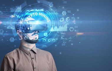Sanal gerçeklik gözlükleriyle CRYPTO Madencilik ve yenilikçi teknoloji kavramı arayan bir iş adamı.