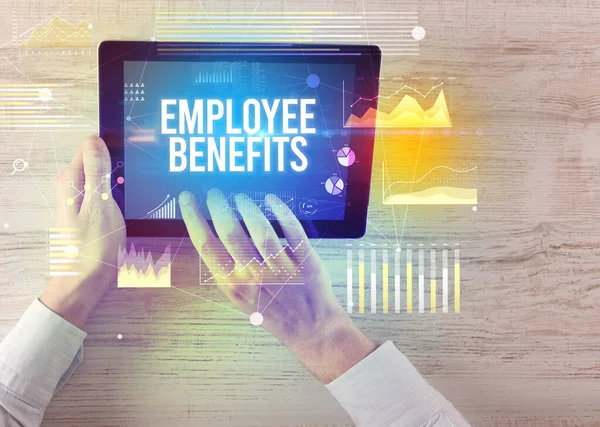 Närbild Händer Som Håller Surfplatta Med Employee Benefits Inskription Modern — Stockfoto