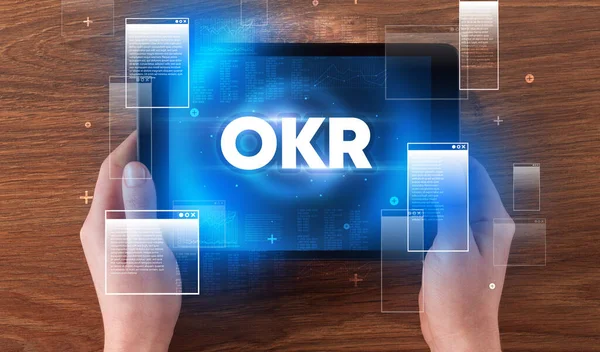 Primer Plano Una Tableta Mano Con Abreviatura Okr Concepto Tecnología —  Fotos de Stock