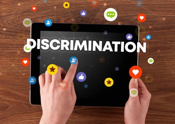 Discrimination Yazıtları Sosyal Konsepti Ile Bir Dokunmatik Ekran Yakın Plan — Stok fotoğraf