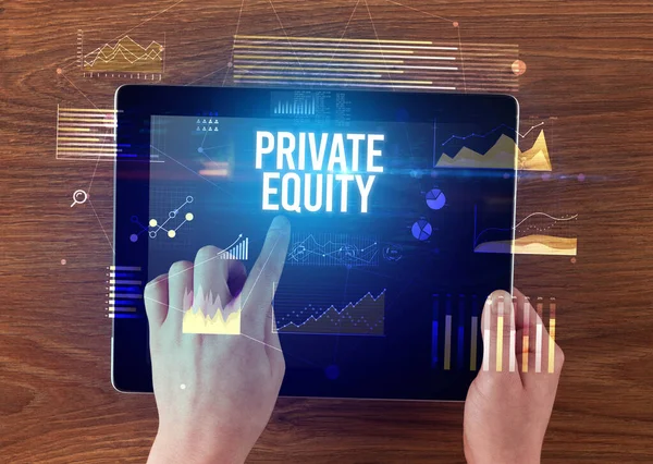 Gros Plan Des Mains Tenant Tablette Avec Inscription Private Equity — Photo