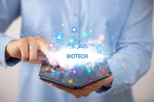 Adamı Elinde Katlanabilir Bir Akıllı Telefon Tutuyor Biotech Yazıtları Teknoloji — Stok fotoğraf