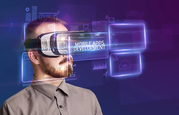 Zakenman Zoek Door Virtual Reality Bril Met Mobile Apps Ontwikkeling — Stockfoto