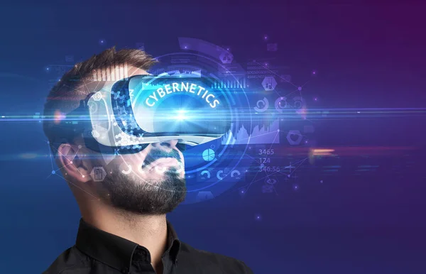 Podnikatel Prohlíží Brýle Virtual Reality Kybernetickým Nápisem Inovativní Koncept Technologie — Stock fotografie