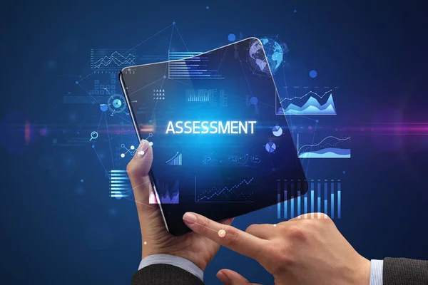 Zakenman Het Bezit Van Een Opvouwbare Smartphone Met Assessment Inscriptie — Stockfoto