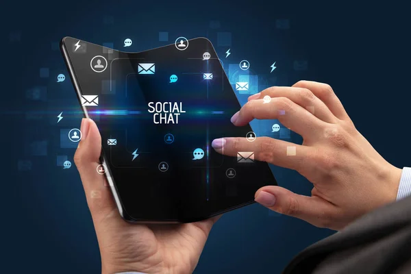 Geschäftsmann Mit Faltbarem Smartphone Mit Social Chat Aufschrift Konzept Für — Stockfoto
