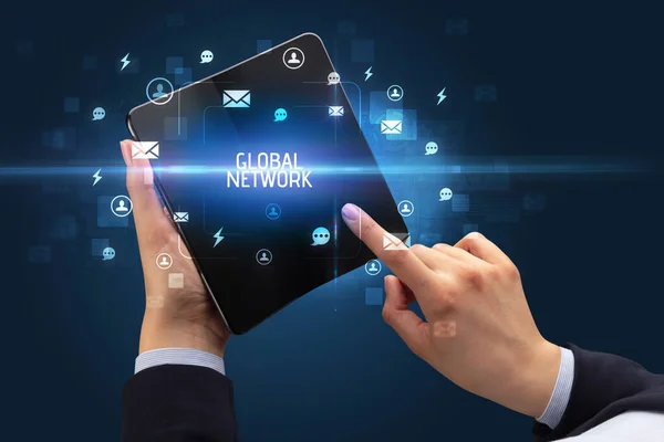 Empresario Sosteniendo Smartphone Plegable Con Inscripción Global Network Concepto Redes — Foto de Stock