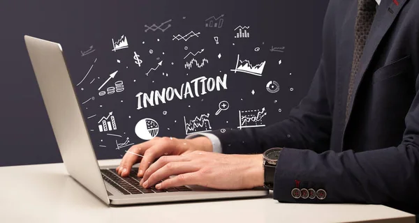 Бизнесмен Работающий Ноутбуке Надписью Innovation Современная Бизнес Концепция — стоковое фото