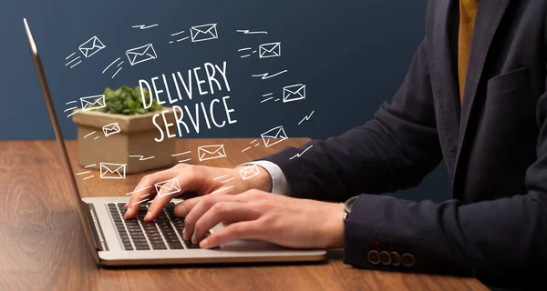 Biznesmen Pracujący Laptopie Napisem Delivery Service Koncepcja Zakupów Online — Zdjęcie stockowe