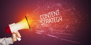 Genç bir kadın hoparlöre bağrışırken KONUŞAN STRATEGY yazıtları, sosyal ağ kavramı