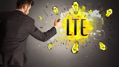 LTE kısaltması ile renkli ampul çizen iş adamı, yeni teknoloji fikri