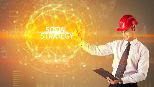 英俊的商人 头戴安全帽 描绘社会战略 社会建设理念 — 图库照片