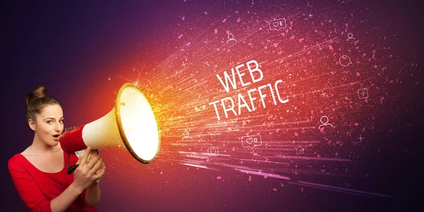 Молодая Женщина Кричит Громкоговорителю Надписью Web Traffic Концепция Социальных Сетей — стоковое фото