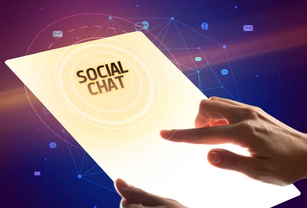 Sujetando Tableta Futurista Con Inscripción Social Chat Concepto Redes Sociales — Foto de Stock