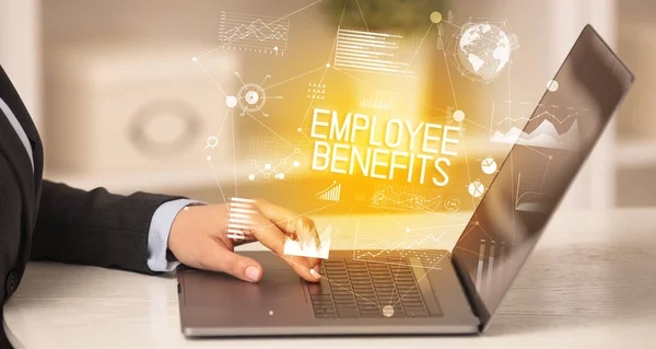 Widok Boczny Osoby Biznesowej Pracującej Laptopie Napisem Employee Benefits Nowoczesna — Zdjęcie stockowe