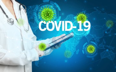 Doktor tıbbi kayıtları COVID-19 yazısıyla dolduruyor. Viroloji konsepti.