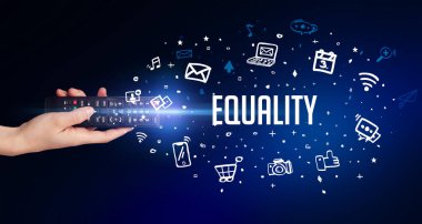 Eşitlik ve sosyal medya kavramına sahip kablosuz çevresel el ele tutuşma