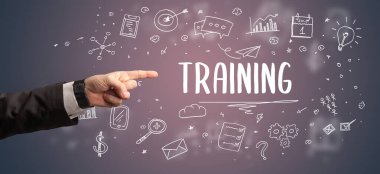 Kesilmiş ellerin yakın çekimi eğitim yazıtlarına işaret ediyor, modern iş çözümleri kavramı