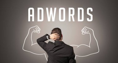 ADWORDS yazıtları ve güçlü iş konsepti olan bir iş adamının arka görünüşü