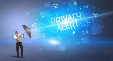 Siber saldırıya karşı şemsiyeyle savunma yapan işadamı ve özel yazı, çevrimiçi güvenlik kavramı